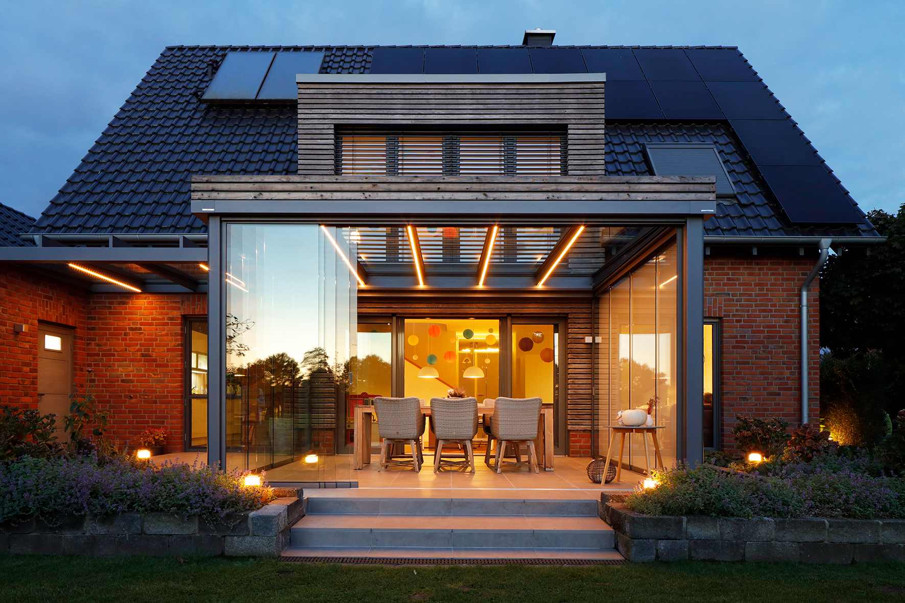 Ein Terrassendach mit Beleuchtung.